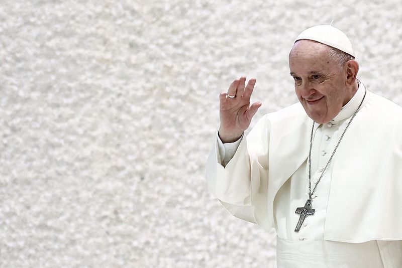 Papa elogia repórter que o flagrou em loja de discos