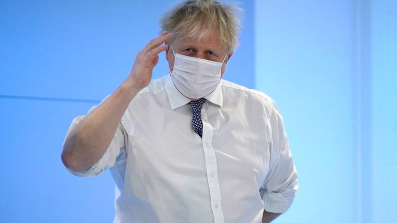 Governo britânico é acusado de "chantagem" para manter Johnson no poder