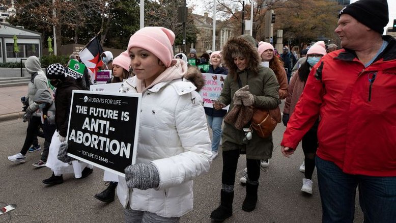 Ativistas antiaborto marcham em Washington impulsionados por restrições maiores nos EUA
