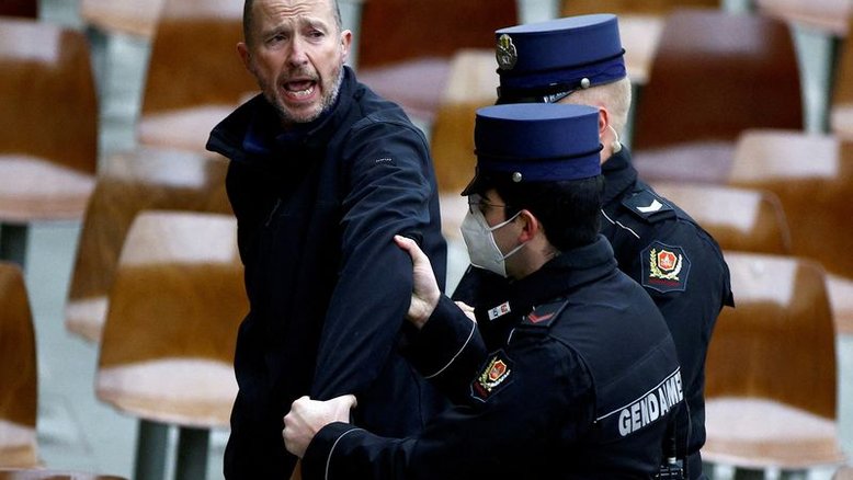 Homem interrompe audiência papal aos gritos e é levado pela polícia