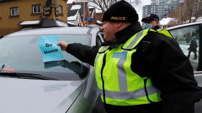 Polícia do Canadá alerta caminhoneiros para deixar Ottawa, governo culpa extremistas