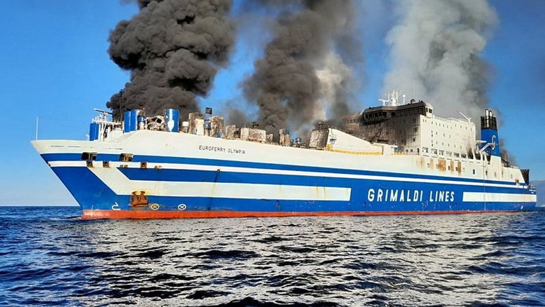 Centenas de pessoas são resgatadas após incêndio em balsa Grécia-Itália
