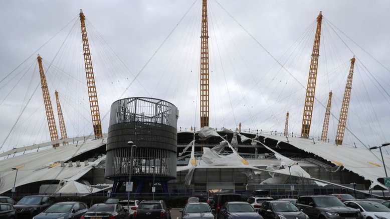 Tempestade Eunice atinge Reino Unido e destrói cobertura da arena O2 em Londres