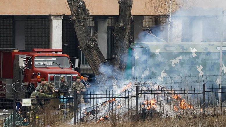 Fumaça é vista saindo de sede do Ministério da Defesa da Ucrânia em Kiev, diz testemunha