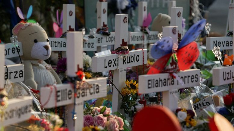 Cidade do Texas começa a enterrar mortos após massacre em escola
