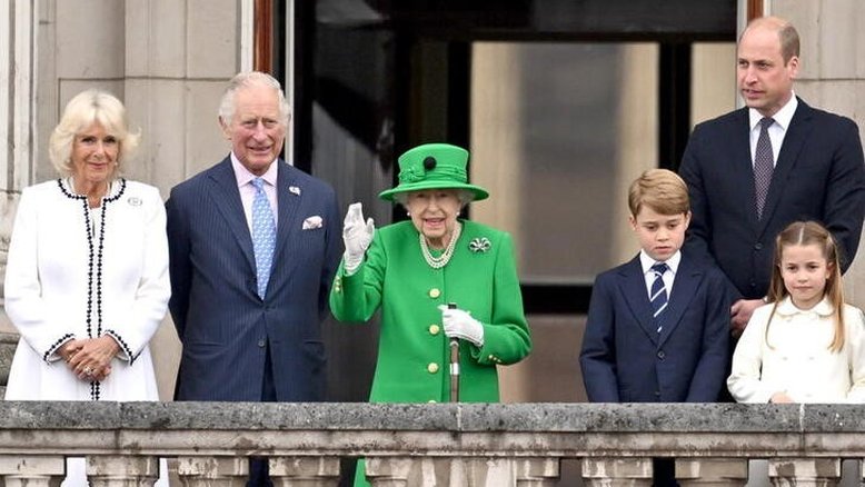 Rainha Elizabeth se emociona com multidão celebrando jubileu