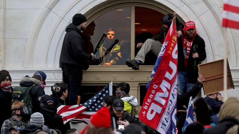 Líder dos Proud Boys é indiciado por conspiração sediciosa nos EUA