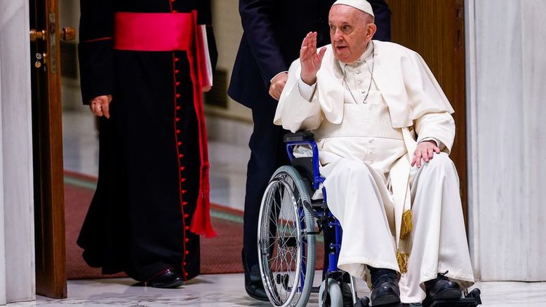 Viagem do papa à África em julho é adiada por problema no joelho, diz Vaticano