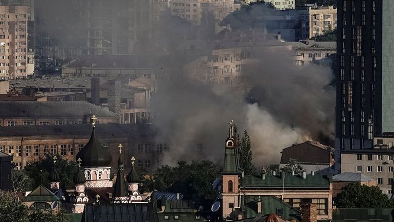 Autoridades ucranianas relatam ataque russo com foguetes nas proximidades de Kiev