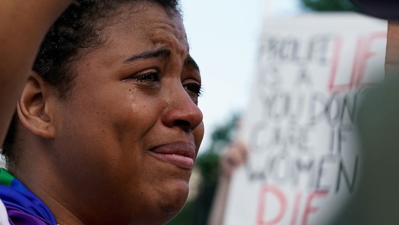 Decisão de reverter Roe vs. Wade atinge desproporcionalmente as mulheres negras, dizem especialistas