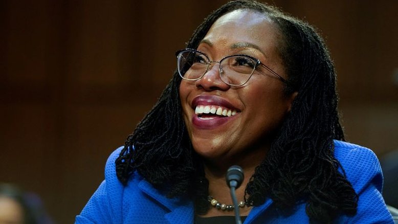 Ketanji Brown Jackson toma posse como primeira mulher negra na Suprema Corte dos EUA