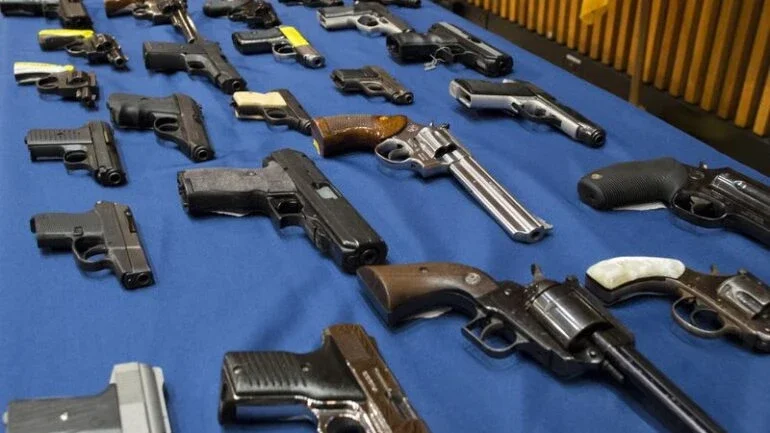 Armas confiscadas são expostas durante entrevista coletiva na sede do Departamento de Polícia de Nova York