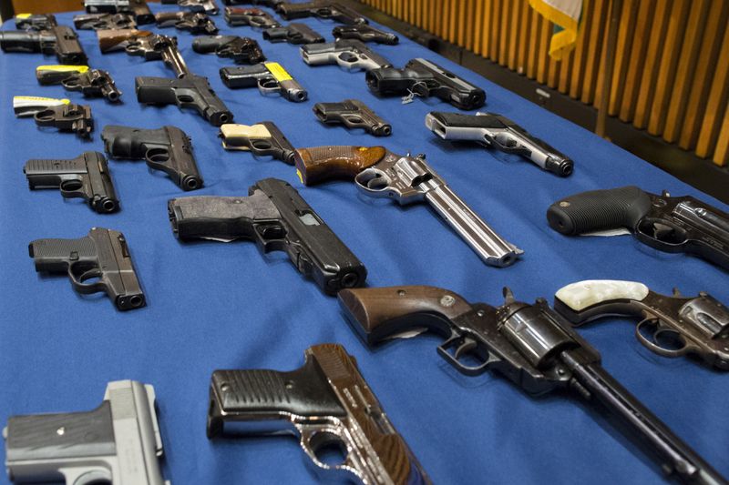 Armas confiscadas são expostas durante entrevista coletiva na sede do Departamento de Polícia de Nova York