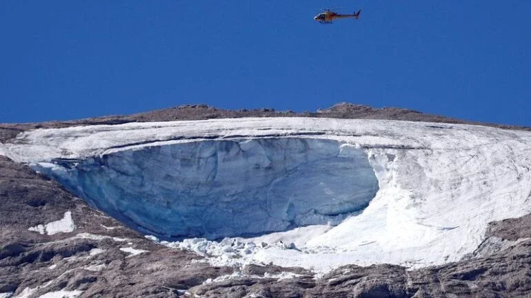 Oito alpinistas desaparecidos são localizados após colapso de geleira italiana