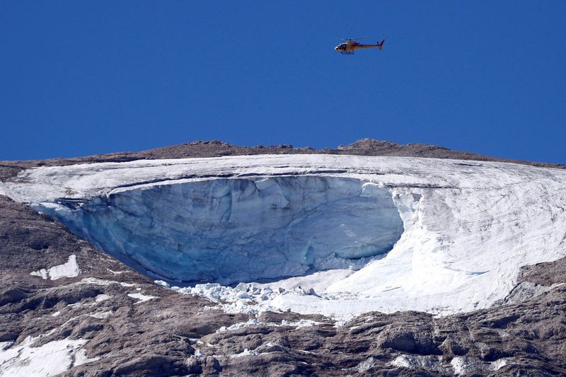 Oito alpinistas desaparecidos são localizados após colapso de geleira italiana