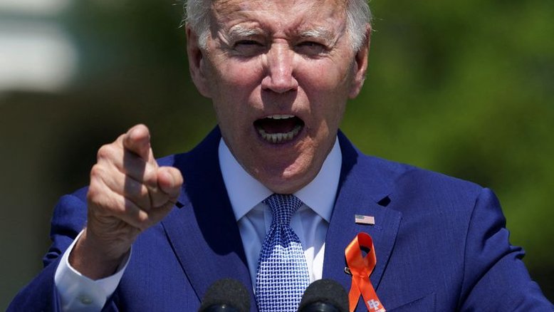 Biden é interrompido em evento sobre segurança e pede proibição a armas de assalto