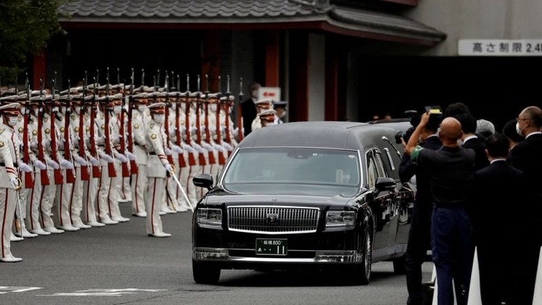 Japão se despede de Shinzo Abe com orações, flores e homenagens