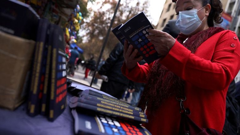 Best-seller divisivo: cópias da nova Constituição do Chile chegam às ruas