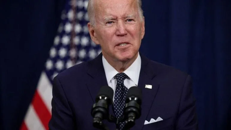 Saúde de Biden melhorou consideravelmente, principal sintoma agora é dor de garganta