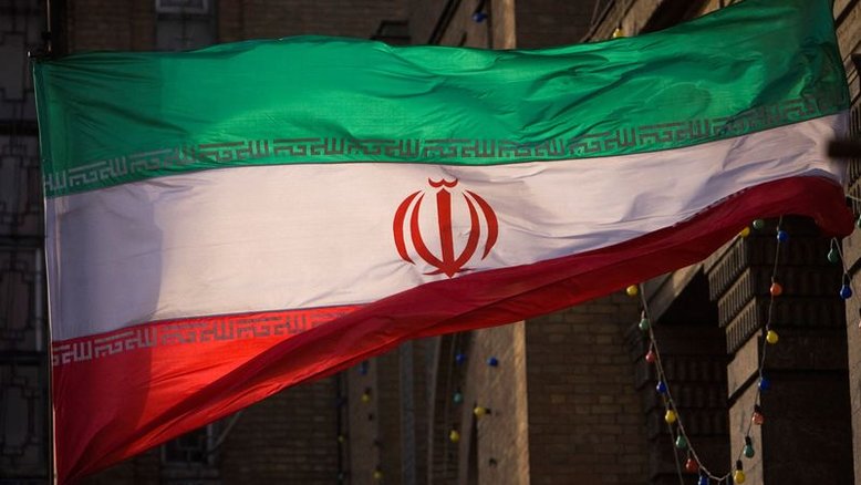 Assessor de Khamenei afirma que Teerã é "capaz de construir bomba nuclear", diz Al Jazeera