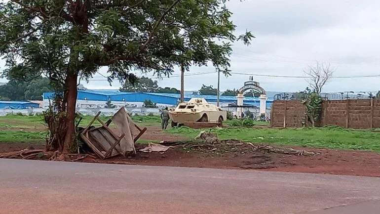 Militantes atacam principal base militar do Mali, situação está "sob controle"