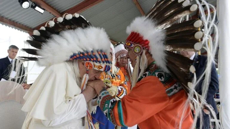 Papa pede desculpas no Canadá por "mal deplorável" causado por escolas para indígenas