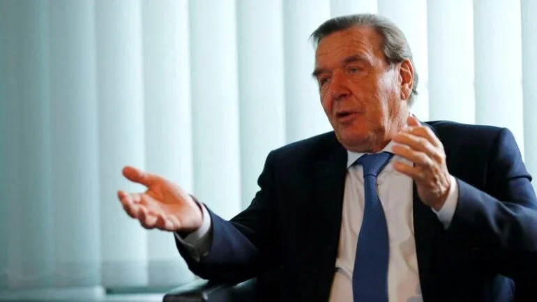 Ex-chanceler alemão Schroeder está em Moscou e reunião é possível, diz Kremlin