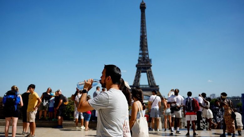 Onda de calor em Paris expõe falta de árvores na cidade