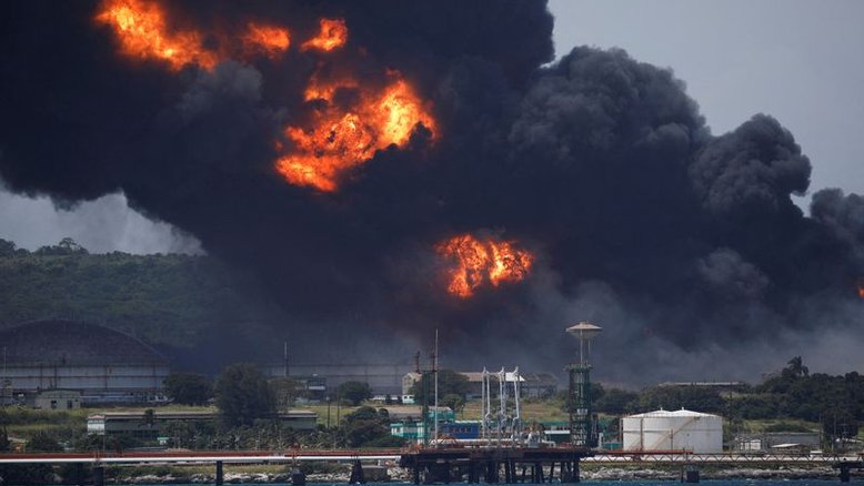 Cuba ainda luta contra maior incêndio de sua história em depósito de petróleo