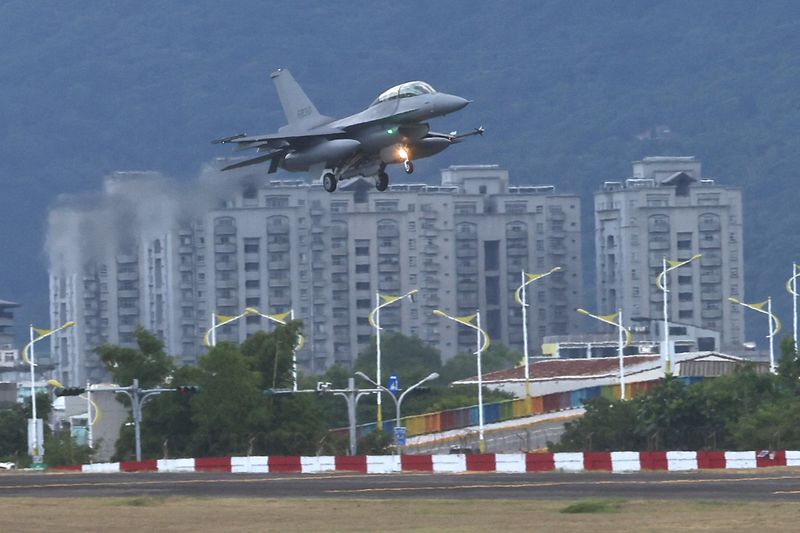 Força aérea de Taiwan mostra força diante de exercícios militares da China