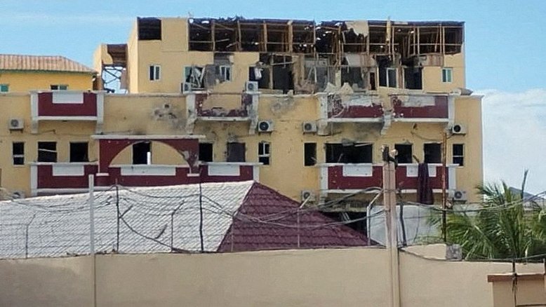 Pelo menos 12 pessoas são mortas em hotel na Somália; militantes fazem reféns