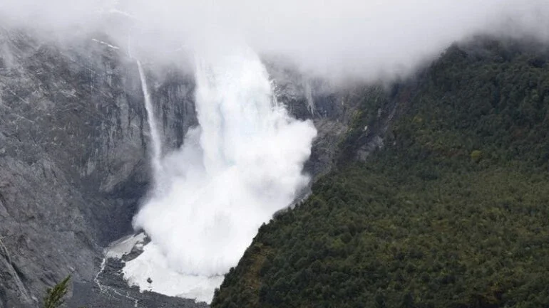 Temperaturas mais altas fazem com que geleira se desprenda na Patagônia chilena