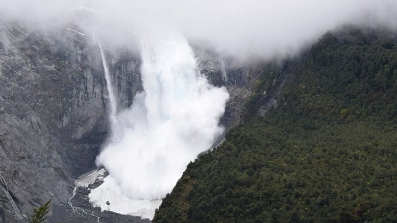 Temperaturas mais altas fazem com que geleira se desprenda na Patagônia chilena