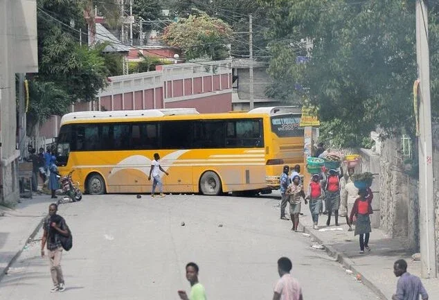 Protestos violentos explodem no Haiti por aumento de preços de combustível e crime desenfreado