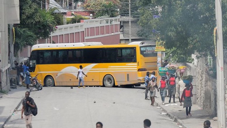 Protestos violentos explodem no Haiti por aumento de preços de combustível e crime desenfreado
