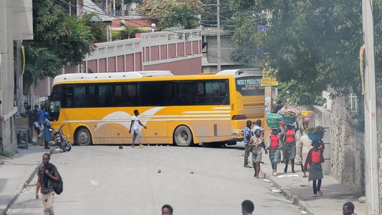 Protestos violentos explodem no Haiti por aumento de preços de combustível e crime desenfreado