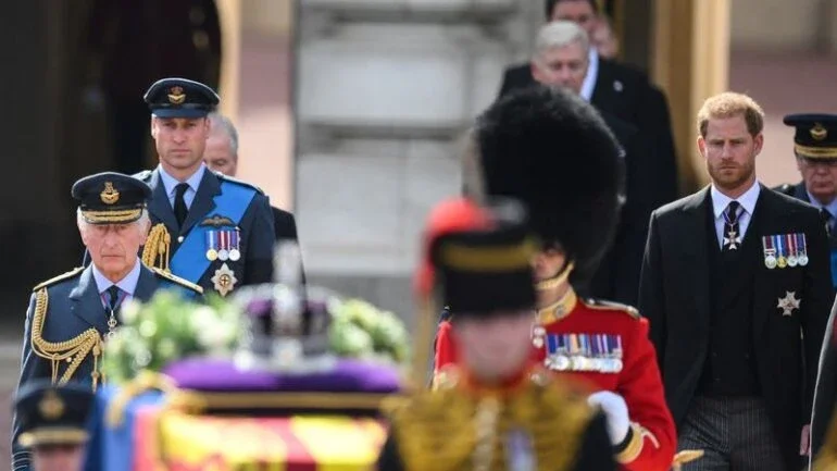 Rei Charles e filhos seguem caixão da rainha em cortejo do Palácio de Buckingham ao Parlamento