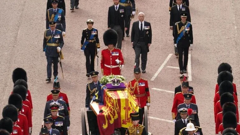 Milhares de pessoas visitam caixão da rainha Elizabeth em velório público em Londres