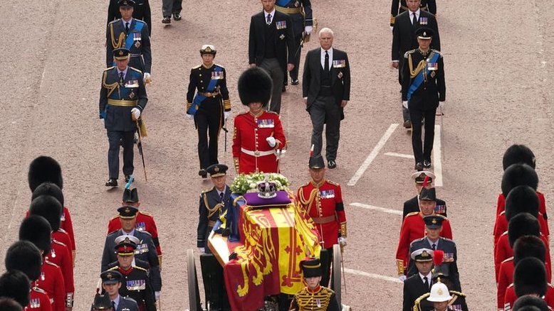 Milhares de pessoas visitam caixão da rainha Elizabeth em velório público em Londres
