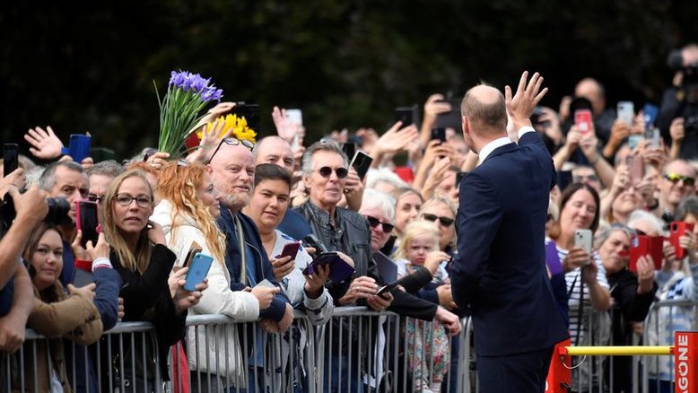 Mundo "se unirá" para funeral da rainha Elizabeth; milhares fazem fila de quilômetros