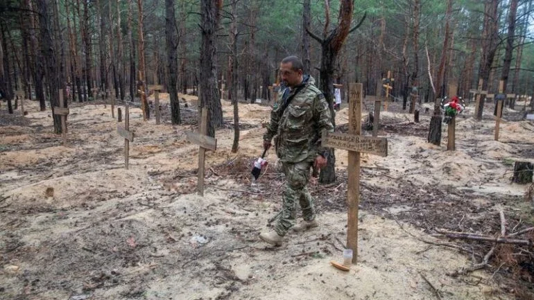 Centenas de corpos são encontrados em vala após russos deixarem cidade ucraniana