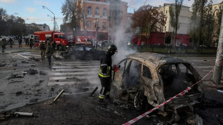 Rússia lança maior ataque aéreo desde início da guerra na Ucrânia em vingança por ponte da Crimeia