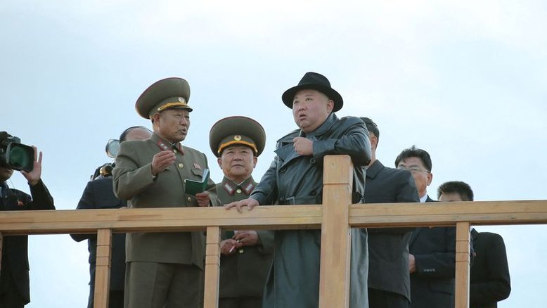 Coreia do Norte dispara míssil perto da fronteira; sul-coreanos impõem sanções