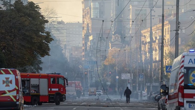 Rússia lança novos ataques mortais no centro de Kiev usando drones