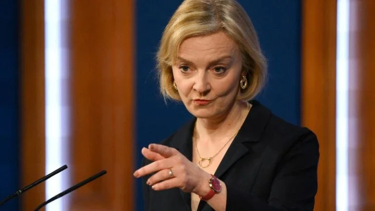 Premiê britânica Liz Truss pede perdão e enfrenta cortes de gastos