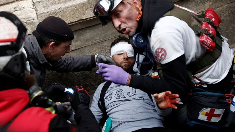 Policiais e manifestantes entram em confronto em Paris em meio a protesto por salários mais altos