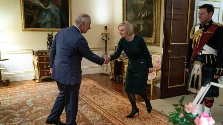 Nossa alface durou mais que Liz Truss, declara jornal britânico após renúncia