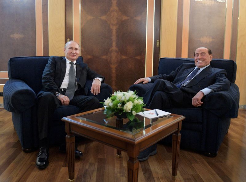 Presidente russo, Vladimir Putin, e Silvio Berlusconi em aeroporto de Roma