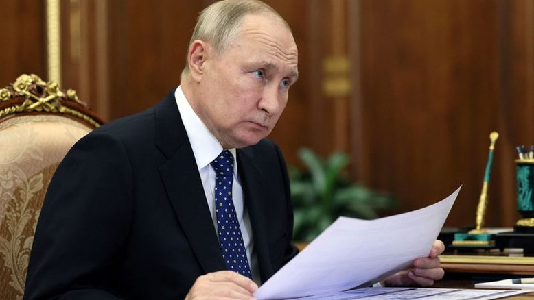 Putin diz que Rússia precisa acelerar tomada de decisão sobre conflito na Ucrânia