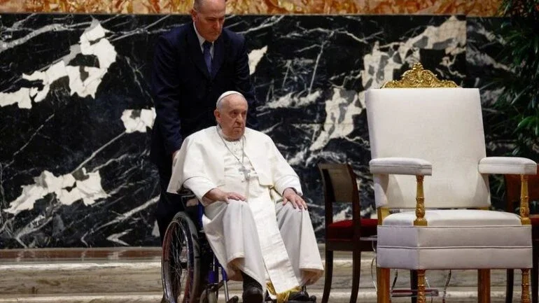 Papa foi incapaz de caminhar no avião papal devido a dores no joelho